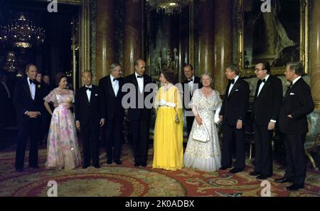 Leader nazionali e regalità a Londra, 1977. Da sinistra a destra: Pierre Trudeau (sfondo del Principe Carlo lontano), principessa Margaret, Takeo Fukuda, James Callaghan, Valery Giscard d'Estaing, Regina Elisabetta II, Principe Filippo, Regina Elisabetta la Regina Madre, Jimmy carter, Giulio Andreotti, Helmut Schmidt. Parte della riunione del 1977 G7 Foto Stock