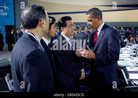 Il presidente degli Stati Uniti Barack Obama parla con il presidente cinese Hu Jintao durante la sessione plenaria del G-20 Pittsburgh Summit al David L. Lawrence Convention Center di Pittsburgh. 2009 Foto Stock
