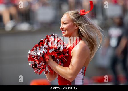 Columbus, Ohio, Stati Uniti. 10th Set, 2022. Una cheerleader degli Ohio state Buckeyes durante la partita tra gli Arkansas state Red Wolves e gli Ohio state Buckeyes all'Ohio Stadium, Columbus, Ohio. (Credit Image: © Scott Stuart/ZUMA Press Wire) Credit: ZUMA Press, Inc./Alamy Live News Foto Stock