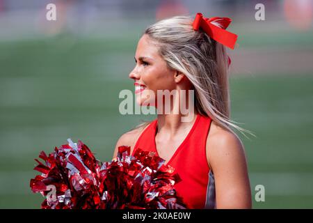 Columbus, Ohio, Stati Uniti. 10th Set, 2022. Una cheerleader degli Ohio state Buckeyes durante la partita tra gli Arkansas state Red Wolves e gli Ohio state Buckeyes all'Ohio Stadium, Columbus, Ohio. (Credit Image: © Scott Stuart/ZUMA Press Wire) Credit: ZUMA Press, Inc./Alamy Live News Foto Stock