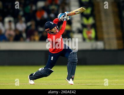 L'Inghilterra di Sophia Dunkley batting durante il primo T20 internazionale presso il SEAT Unique Riverside, Chester-le-Street. Data immagine: Sabato 10 settembre 2022. Foto Stock