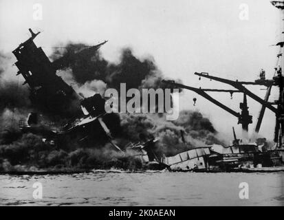 USS Arizona, durante l'attacco giapponese a Pearl Harbor, 7 dicembre 1941 Foto Stock