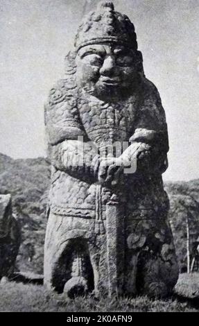 Il culto per la natura è profondamente radicato nella tradizione coreana. Questa donna sta facendo riverenzialmente un'obbedienza prima di Yeonjoodae, che è un tempio buddista situato sul Monte Kwanak-san. Foto Stock