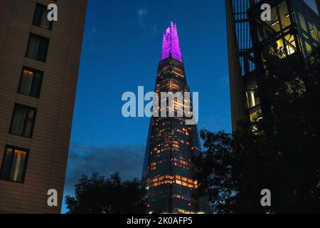 Londra, Regno Unito. 10th Set, 2022. Il grattacielo Shard of London, come molti punti di riferimento londinesi, è illuminato in viola come segno di rispetto dopo la morte della Regina Elisabetta II Credit: Imageplotter/Alamy Live News Foto Stock