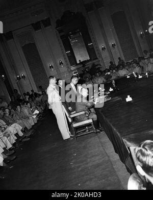 Il Giappone si arrende nel palazzo del governo di Keijo (Seoul), Corea, 9 settembre 1945. La delegazione giapponese è sul lato destro del tavolo. Rappresentanti degli Stati Uniti, sul lato opposto del tavolo Foto Stock