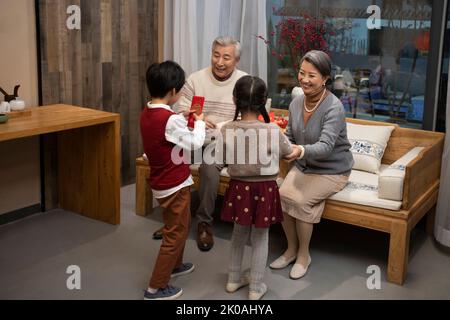 La famiglia felice per celebrare il capodanno cinese Foto Stock
