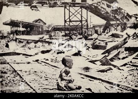 Il 28th agosto, l'esercito giapponese ha bombardato la stazione ferroviaria sud di Shanghai, causando la morte di più di 200 persone e innumerevoli feriti. Nella foto è raffigurato un bambino coperto di sangue che piange dopo il bombardamento. Questa foto è stata diffusa al mondo, accendendo sentimenti anti-giapponesi. Questo fu durante l'invasione giapponese della Cina. Foto Stock