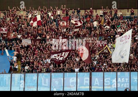 Milano, Italia. 10 settembre 2022. I fan del Torino FC mostrano il loro sostegno prima della Serie A Football Match tra FC Internazionale e Torino FC. Credit: Nicolò campo/Alamy Live News Foto Stock