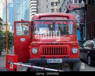 Batumi, Georgia. 09.01.2022 vecchio autobus rosso sulla strada. Industria automobilistica sovietica. Un vecchio autobus convertito in una caffetteria. Idea di business. Auto d'epoca Foto Stock