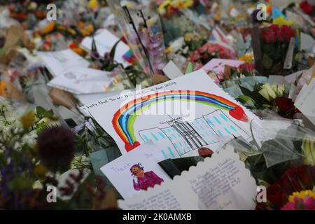 Londra, Regno Unito. 10th Set, 2022. Un tributo floreale scritto a mano a sua Maestà la Regina. Credit: Simon Ward/Alamy Live News Foto Stock