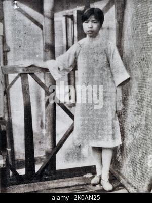 Chen Congying, partner di Ren Bishi. Chen è nato nel 1902 e da Shaxi Xinqiao, Changsha, Provincia di Hunan. Divenne una sposa di Ren all'età di 12 anni. Più tardi, lavorò come operatrice di calzetteria presso la fabbrica dei calzini Xiyuan fuori dalla porta Nord di Changsha, e sovvenzionò Ren Bishi per andare alla scuola media con un salario magro. Foto Stock