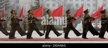 I membri di una guardia d'onore militare cinese marciano durante una cerimonia di benvenuto per il Presidente degli Stati Uniti dei Capi congiunti del personale del genere Marino Peter Pace al Ministero della Difesa di Pechino, Cina. 2012 Foto Stock