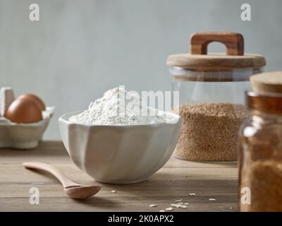 vari ingredienti alimentari sul tavolo da cucina in legno Foto Stock