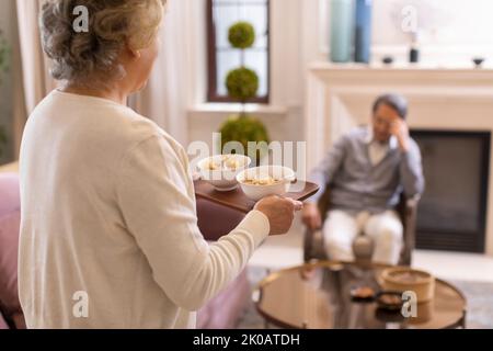 Coppia cinese anziana con zuppa Foto Stock