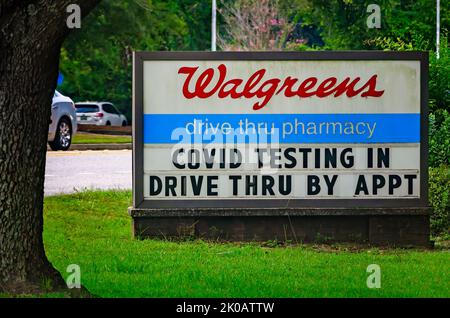 Walgreens Pharmacy pubblicizza test drive-thru per COVID-19, 8 settembre 2022, a Daphne, Alabama. Walgreens offre test di laboratorio PCR e test rapidi. Foto Stock