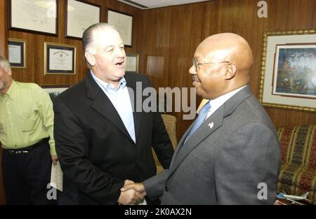 Il Segretario Alphonso Jackson con i rappresentanti dello Stato del Texas - il Segretario Alphonso Jackson incontra la delegazione della Camera dei rappresentanti del Texas, presso la sede centrale dell'HUD. Il Segretario Alphonso Jackson con i rappresentanti dello Stato del Texas oggetto, il Segretario Alphonso Jackson incontro con la delegazione della Camera dei rappresentanti del Texas, presso la sede HUD. Foto Stock