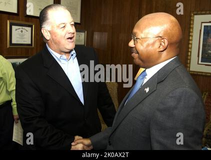 Il Segretario Alphonso Jackson con i rappresentanti dello Stato del Texas - il Segretario Alphonso Jackson incontra la delegazione della Camera dei rappresentanti del Texas, presso la sede centrale dell'HUD. Il Segretario Alphonso Jackson con i rappresentanti dello Stato del Texas oggetto, il Segretario Alphonso Jackson incontro con la delegazione della Camera dei rappresentanti del Texas, presso la sede HUD. Foto Stock