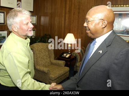 Il Segretario Alphonso Jackson con i rappresentanti dello Stato del Texas - il Segretario Alphonso Jackson incontra la delegazione della Camera dei rappresentanti del Texas, presso la sede centrale dell'HUD. Il Segretario Alphonso Jackson con i rappresentanti dello Stato del Texas oggetto, il Segretario Alphonso Jackson incontro con la delegazione della Camera dei rappresentanti del Texas, presso la sede HUD. Foto Stock