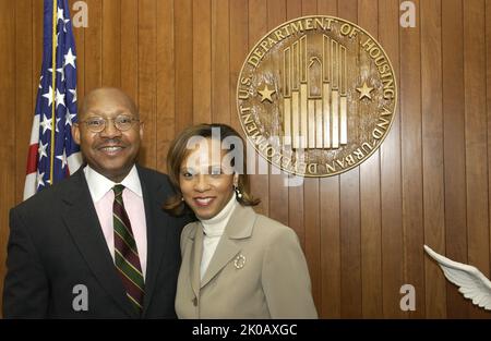 Il Segretario Alphonso Jackson con Sophia Nelson - il Segretario Alphonso Jackson incontra l'autore, il commentatore politico e l'avvocato Sophia Nelson presso la sede centrale dell'HUD. Il Segretario Alphonso Jackson con Sophia Nelson Subject, il Segretario Alphonso Jackson incontra l'autore, il commentatore politico e il procuratore Sophia Nelson presso la sede centrale dell'HUD. Foto Stock