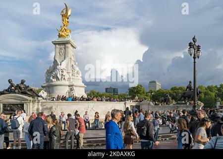 Grande folla fuori Buckingham Palace per porre fiori e ricordare la regina Elisabetta II dopo la sua morte. Londra - 9th settembre 2022 Foto Stock