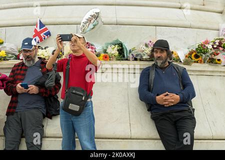 Alcuni turisti fuori Buckingham Palace per porre fiori e ricordare la regina Elisabetta II dopo la sua morte. Londra - 9th settembre 2022 Foto Stock