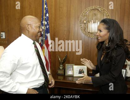 Il Segretario Alphonso Jackson con Angela McGlowan di Fox News Channel - il Segretario Alphonso Jackson incontra Angela McGlowan del Fox News Channel per un'intervista alla sede centrale di HUD. Il Segretario Alphonso Jackson con Angela McGlowan di Fox News Channel, il Segretario Alphonso Jackson incontra Angela McGlowan del Fox News Channel per un'intervista alla sede centrale di HUD. Foto Stock