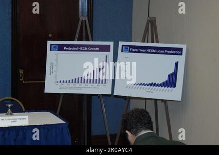 Conferenza stampa di Ginnie Mae - briefing stampa dell'associazione nazionale di ipoteca di governo (Ginnie Mae), sulle tendenze in ipoteche di conversione di equità domestica (ipoteche inverse) per i cittadini anziani, al randello nazionale di stampa di Washington, D.C., con il presidente di Ginnie Mae Robert Couch, segretaria assistente per l'alloggiamento -- Brian Montgomery, commissario federale per l'edilizia abitativa, Kurt Pfotenhauer dell'Associazione dei banchieri ipotecari, Peter Bell dell'Associazione nazionale dei creditori ipotecari inversi e Christopher Hansen dell'Associazione americana dei pensionati (AARP). Ginnie Mae Press Conference Subject, Governo Natio Foto Stock