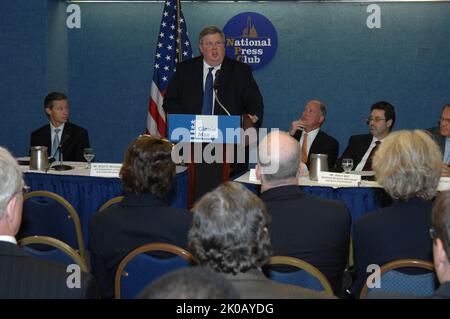 Conferenza stampa di Ginnie Mae - briefing stampa dell'associazione nazionale di ipoteca di governo (Ginnie Mae), sulle tendenze in ipoteche di conversione di equità domestica (ipoteche inverse) per i cittadini anziani, al randello nazionale di stampa di Washington, D.C., con il presidente di Ginnie Mae Robert Couch, segretaria assistente per l'alloggiamento -- Brian Montgomery, commissario federale per l'edilizia abitativa, Kurt Pfotenhauer dell'Associazione dei banchieri ipotecari, Peter Bell dell'Associazione nazionale dei creditori ipotecari inversi e Christopher Hansen dell'Associazione americana dei pensionati (AARP). Ginnie Mae Press Conference Subject, Governo Natio Foto Stock