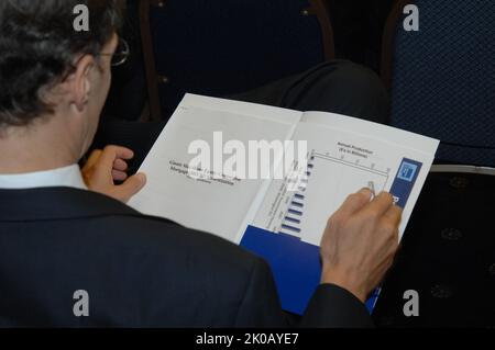 Conferenza stampa di Ginnie Mae - briefing stampa dell'associazione nazionale di ipoteca di governo (Ginnie Mae), sulle tendenze in ipoteche di conversione di equità domestica (ipoteche inverse) per i cittadini anziani, al randello nazionale di stampa di Washington, D.C., con il presidente di Ginnie Mae Robert Couch, segretaria assistente per l'alloggiamento -- Brian Montgomery, commissario federale per l'edilizia abitativa, Kurt Pfotenhauer dell'Associazione dei banchieri ipotecari, Peter Bell dell'Associazione nazionale dei creditori ipotecari inversi e Christopher Hansen dell'Associazione americana dei pensionati (AARP). Ginnie Mae Press Conference Subject, Governo Natio Foto Stock