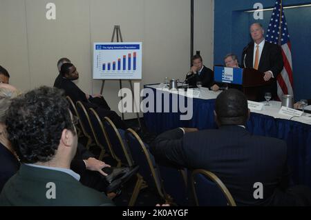 Conferenza stampa di Ginnie Mae - briefing stampa dell'associazione nazionale di ipoteca di governo (Ginnie Mae), sulle tendenze in ipoteche di conversione di equità domestica (ipoteche inverse) per i cittadini anziani, al randello nazionale di stampa di Washington, D.C., con il presidente di Ginnie Mae Robert Couch, segretaria assistente per l'alloggiamento -- Brian Montgomery, commissario federale per l'edilizia abitativa, Kurt Pfotenhauer dell'Associazione dei banchieri ipotecari, Peter Bell dell'Associazione nazionale dei creditori ipotecari inversi e Christopher Hansen dell'Associazione americana dei pensionati (AARP). Ginnie Mae Press Conference Subject, Governo Natio Foto Stock