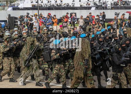 Combinazione di forze speciali, il gruppo PASKAL della Royal Malaysian Navy e il gruppo PASKAU della Royal Malaysian Airforce, durante la 65 Malesia National Day Parade. Foto Stock