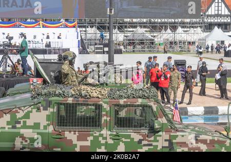 Soldati dell'Esercito Malese che salgono dalla cima del veicolo armato montato con la pistola Gatling durante la sfilata del 65th della Giornata Nazionale della Malesia a Kuala Lumpur, Malesia. Foto Stock