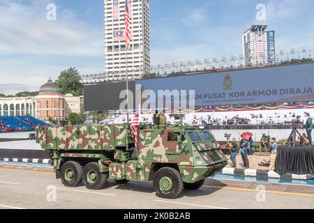 Razzo a lancio multiplo Astros 11 dell'Esercito Malesiano montato su un camion Tectran VBT-2028 durante la sfilata 65th della Giornata Nazionale della Malesia a Kuala Lumpur. Foto Stock