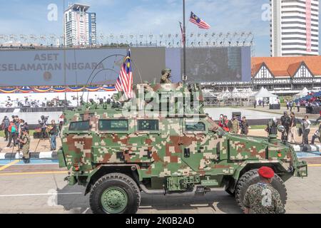 Trasporto personale corazzato dell'esercito malese AV-4 Lipanbara durante la sfilata del 65th della Giornata Nazionale della Malesia a Kuala Lumpur, Malesia. Foto Stock