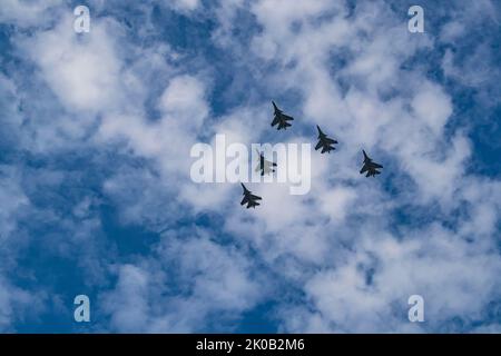 La silhouette del Sukhoi su-30MKM della Royal Malaysian Air Force sorvola il cielo blu con sottili nuvole. Foto Stock