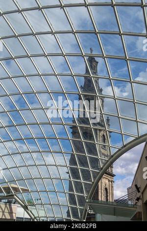 Chiesa della Santissima Trinità attraverso il tetto di vetro del centro commerciale Trinity Foto Stock