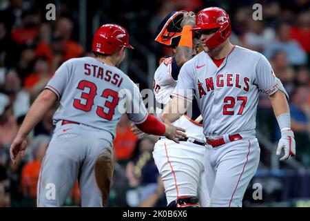 Houston, Texas, Stati Uniti. 10th Set, 2022. 10 settembre 2022; Houston, Texas, Stati Uniti; Il centrocampista Mike Trout (27) di Los Angeles Angels si congratula con il catcher Max Stassi (33) dopo aver colpito una corsa a tre a casa sul campo a sinistra contro gli Houston Astros durante il secondo inning al Minute Maid Park. Credito obbligatorio: Erik Williams-USA TODAY Sports (Credit Image: © Erik Williams/ZUMA Press Wire) Credit: ZUMA Press, Inc./Alamy Live News Foto Stock