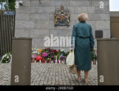 VARSAVIA, POLONIA. 10 settembre 2022. La gente rispetta la Regina Elisabetta II fuori dall'ambasciata britannica a Varsavia. La regina Elisabetta II morì al castello di Balmoral in Scozia il 8 settembre 2022, ed è succeduta dal suo figlio maggiore, re Carlo III Credit: ASWphoto/Alamy Live News Foto Stock