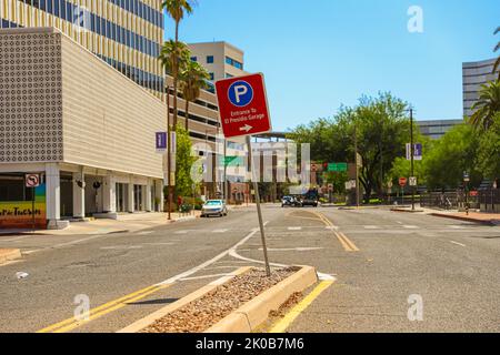 Parcheggio all'entrata del Garage El Presidio, strada e edificio, nel centro di Tucson, Arizona, Stati Uniti. Città di Tucson. È una città dell'Arizona, nel deserto del Sonoran, circondata da diverse catene montuose, tra cui la Sierra de Santa Catalina. Le residenze restaurate del quartiere storico di El Presidio e le case a schiera del Barrio Historico riflettono gli inizi del 19th° secolo della città. Tucson è la sede della University of Arizona e ha molti negozi d'epoca, nightclubs e ristoranti sulla Fourth Avenue (© Photo Luis Gutierrez by NortePhoto.com) Centro de la ciudad de Tucson, Arizona, United Foto Stock