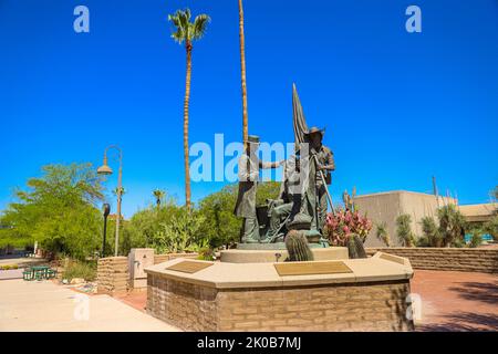 Scultura con rappresentazione della storia al Presidio scultura con rappresentatività de la historia al Presidio, Downtown Tucson, Arizona, Stati Uniti. Città di Tucson. È una città dell'Arizona, nel deserto del Sonoran, circondata da diverse catene montuose, tra cui la Sierra de Santa Catalina. Le residenze restaurate del quartiere storico di El Presidio e le case a schiera del Barrio Historico riflettono gli inizi del 19th° secolo della città. Tucson è la sede della University of Arizona e ha molti negozi d'epoca, nightclub e ristoranti sulla Fourth Avenue (© Photo Luis Gutierrez by Norte Foto Stock