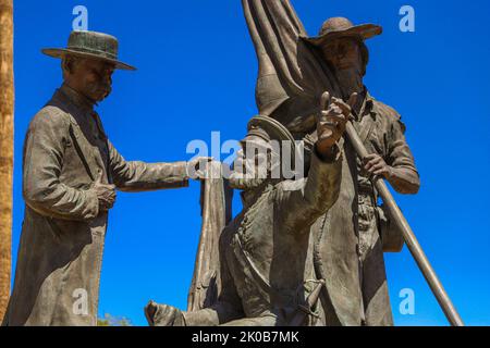 Scultura con rappresentazione della storia al Presidio scultura con rappresentatività de la historia al Presidio, Downtown Tucson, Arizona, Stati Uniti. Città di Tucson. È una città dell'Arizona, nel deserto del Sonoran, circondata da diverse catene montuose, tra cui la Sierra de Santa Catalina. Le residenze restaurate del quartiere storico di El Presidio e le case a schiera del Barrio Historico riflettono gli inizi del 19th° secolo della città. Tucson è la sede della University of Arizona e ha molti negozi d'epoca, nightclub e ristoranti sulla Fourth Avenue (© Photo Luis Gutierrez by Norte Foto Stock