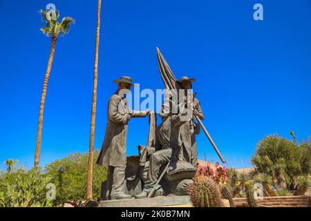 Scultura con rappresentazione della storia al Presidio scultura con rappresentatività de la historia al Presidio, Downtown Tucson, Arizona, Stati Uniti. Città di Tucson. È una città dell'Arizona, nel deserto del Sonoran, circondata da diverse catene montuose, tra cui la Sierra de Santa Catalina. Le residenze restaurate del quartiere storico di El Presidio e le case a schiera del Barrio Historico riflettono gli inizi del 19th° secolo della città. Tucson è la sede della University of Arizona e ha molti negozi d'epoca, nightclub e ristoranti sulla Fourth Avenue (© Photo Luis Gutierrez by Norte Foto Stock