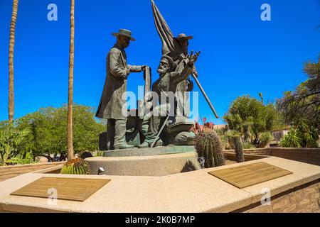 Scultura con rappresentazione della storia al Presidio scultura con rappresentatività de la historia al Presidio, Downtown Tucson, Arizona, Stati Uniti. Città di Tucson. È una città dell'Arizona, nel deserto del Sonoran, circondata da diverse catene montuose, tra cui la Sierra de Santa Catalina. Le residenze restaurate del quartiere storico di El Presidio e le case a schiera del Barrio Historico riflettono gli inizi del 19th° secolo della città. Tucson è la sede della University of Arizona e ha molti negozi d'epoca, nightclub e ristoranti sulla Fourth Avenue (© Photo Luis Gutierrez by Norte Foto Stock