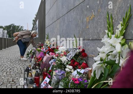 VARSAVIA, POLONIA. 10 settembre 2022. Fiori e messaggi sono lasciati da persone al di fuori dell'ambasciata britannica a Varsavia. La regina Elisabetta II morì al castello di Balmoral in Scozia il 8 settembre 2022, ed è succeduta dal suo figlio maggiore, re Carlo III Credit: ASWphoto/Alamy Live News Foto Stock