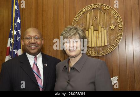 Il segretario Alphonso Jackson con il personale dell'orario C - il segretario Alphonso Jackson con una serie di membri del personale dell'orario C, tra cui Lisa Schlosser, Scott Knittle, Emily Newlin, Sarah Keith, Philip Levis, e Major Hank Holiday, presso la sede centrale dell'HUD. Il segretario Alphonso Jackson con l'oggetto personale dell'elenco C, il segretario Alphonso Jackson con una serie di membri del personale dell'elenco C, tra cui Lisa Schlosser, Scott Knittle, Emily Newlin, Sarah Keith, Philip Levis, e Major Hank Holiday, presso la sede centrale dell'HUD. Foto Stock