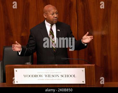 Segretario Alphonso Jackson alla Princeton University - il Segretario Alphonso Jackson si è recato in visita alla Princeton University per aver parlato alla Woodrow Wilson School of Public and International Affairs. Il Segretario Alphonso Jackson alla Princeton University Subject, il Segretario Alphonso Jackson in visita alla Princeton University per aver parlato alla Woodrow Wilson School of Public and International Affairs. Foto Stock