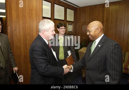 Il Segretario Alphonso Jackson con la Delegazione della Croce Rossa americana - il Segretario Alphonso Jackson incontra la delegazione della Croce Rossa americana presso la sede HUD. Il Segretario Alphonso Jackson con la delegazione della Croce Rossa americana soggetto, il Segretario Alphonso Jackson incontra la delegazione della Croce Rossa americana presso la sede HUD. Foto Stock