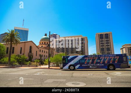 Bus , l'Università di Arizona Alfie Norville Gem & Mineral Museum, trasporto urbano, camion della città, 777 Zaneslaw, Downtown Tucson, Arizona, Stati Uniti. Città di Tucson. È una città dell'Arizona, nel deserto del Sonoran, circondata da diverse catene montuose, tra cui la Sierra de Santa Catalina. Le residenze restaurate del quartiere storico di El Presidio e le case a schiera del Barrio Historico riflettono gli inizi del 19th° secolo della città. Tucson è la sede della University of Arizona e ha molti negozi d'epoca, nightclub e ristoranti sulla Fourth Avenue (© Photo Luis Gutierrez di NortePhoto.c Foto Stock