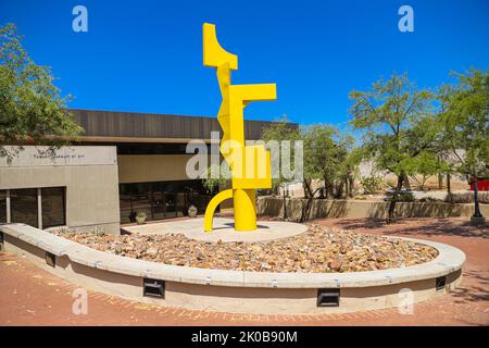 Arte contemporanea scultura gialla presso il museo d'arte di Tucson, scultura amarillo de arte contemporaneo en el Tucson Museum Art, centro di Tucson, Arizona, Stati Uniti. Città di Tucson. È una città dell'Arizona, nel deserto del Sonoran, circondata da diverse catene montuose, tra cui la Sierra de Santa Catalina. Le residenze restaurate del quartiere storico di El Presidio e le case a schiera del Barrio Historico riflettono gli inizi del 19th° secolo della città. Tucson è la sede della University of Arizona e ha molti negozi d'epoca, nightclub e ristoranti sulla Fourth Avenue (© Photo Luis Gutierrez by Foto Stock