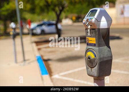 Portafoglio del parchimetro, supplemento per il parcheggio pubblico, monedero de parkimetro, cobro por estacionamiento pubblico nel centro di Tucson, Arizona, Stati Uniti. Città di Tucson. È una città dell'Arizona, nel deserto del Sonoran, circondata da diverse catene montuose, tra cui la Sierra de Santa Catalina. Le residenze restaurate del quartiere storico di El Presidio e le case a schiera del Barrio Historico riflettono gli inizi del 19th° secolo della città. Tucson è la sede della University of Arizona e ha molti negozi d'epoca, nightclub e ristoranti sulla Fourth Avenue (© Photo Luis Gutierrez di NortePhoto.c Foto Stock